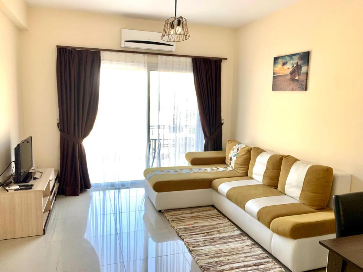 Amazing Two-Bedroom Apartment In Residence Lukomorye D1 With Private Garden Karavas  Bagian luar foto