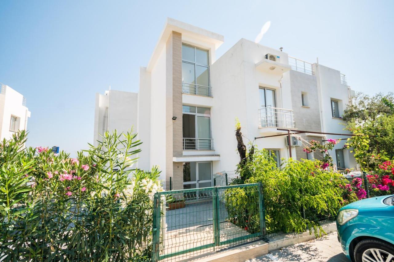 Amazing Two-Bedroom Apartment In Residence Lukomorye D1 With Private Garden Karavas  Bagian luar foto